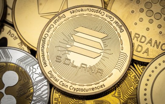 Crypto Twitter Balks at Trump's Proposal to Include Altcoins in US Bitcoin Reserve