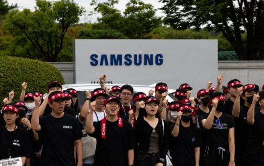 Samsung and labor union resume negotiations to avert massive strike