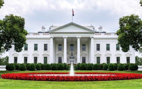 Trump Hosts Top Crypto CEOs at White House as US Weighs Bitcoin Buy